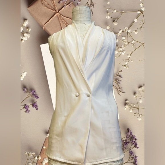 Braemar by Jeremy Scott -Vintage sleeveless white blouse with covered buttons - Picture 5 of 10